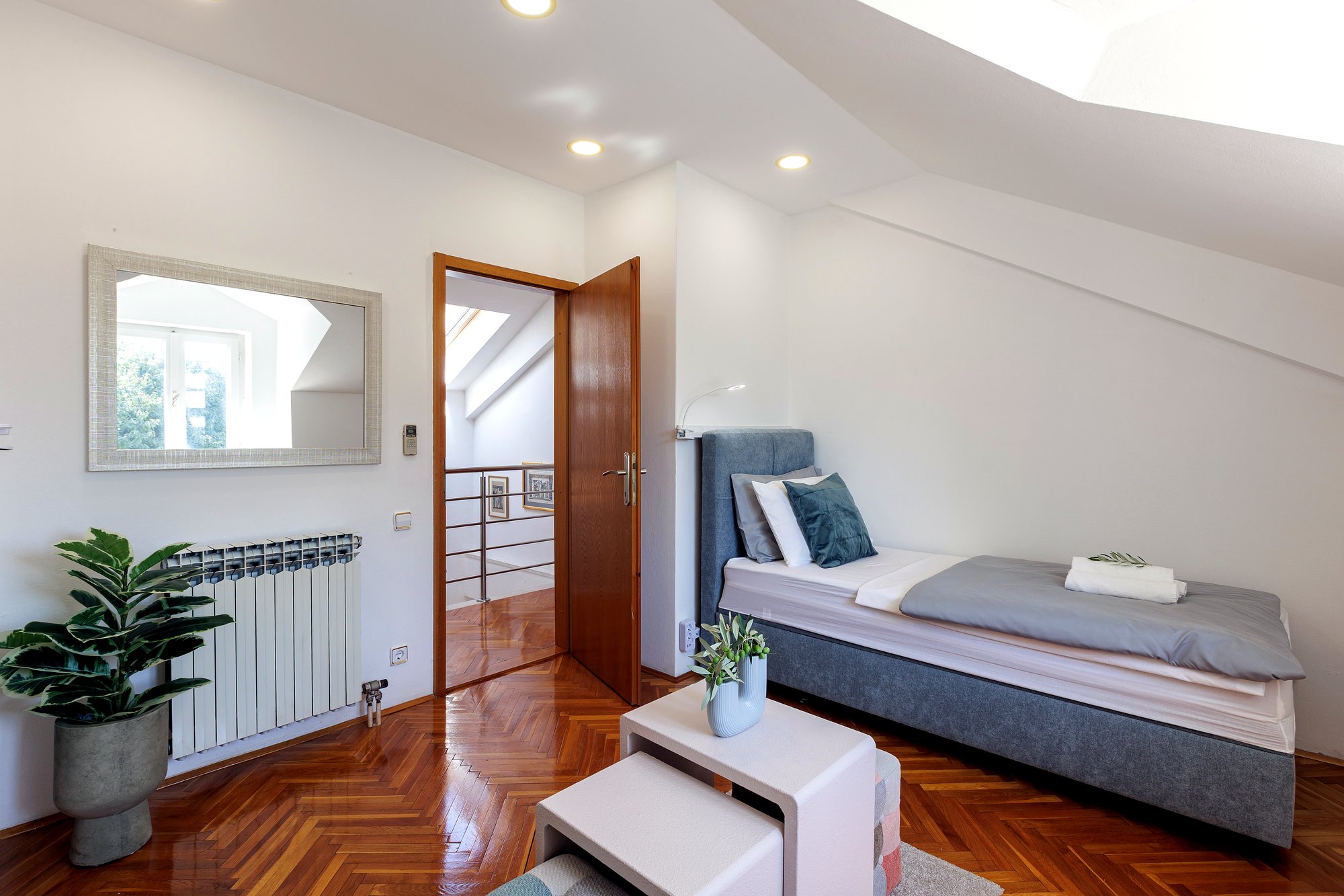 Camera mansardata, letto singolo sul pianerottolo