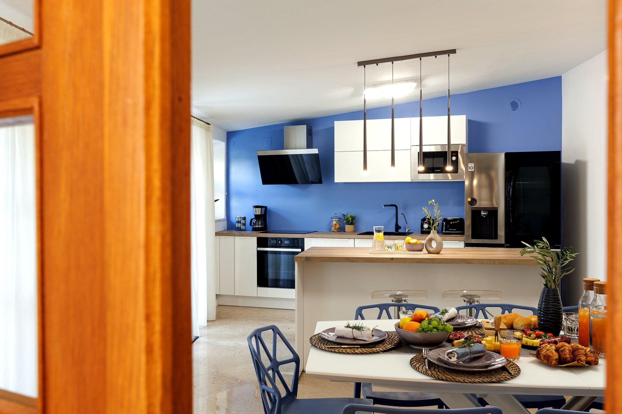 La zona pranzo aperta sulla cucina