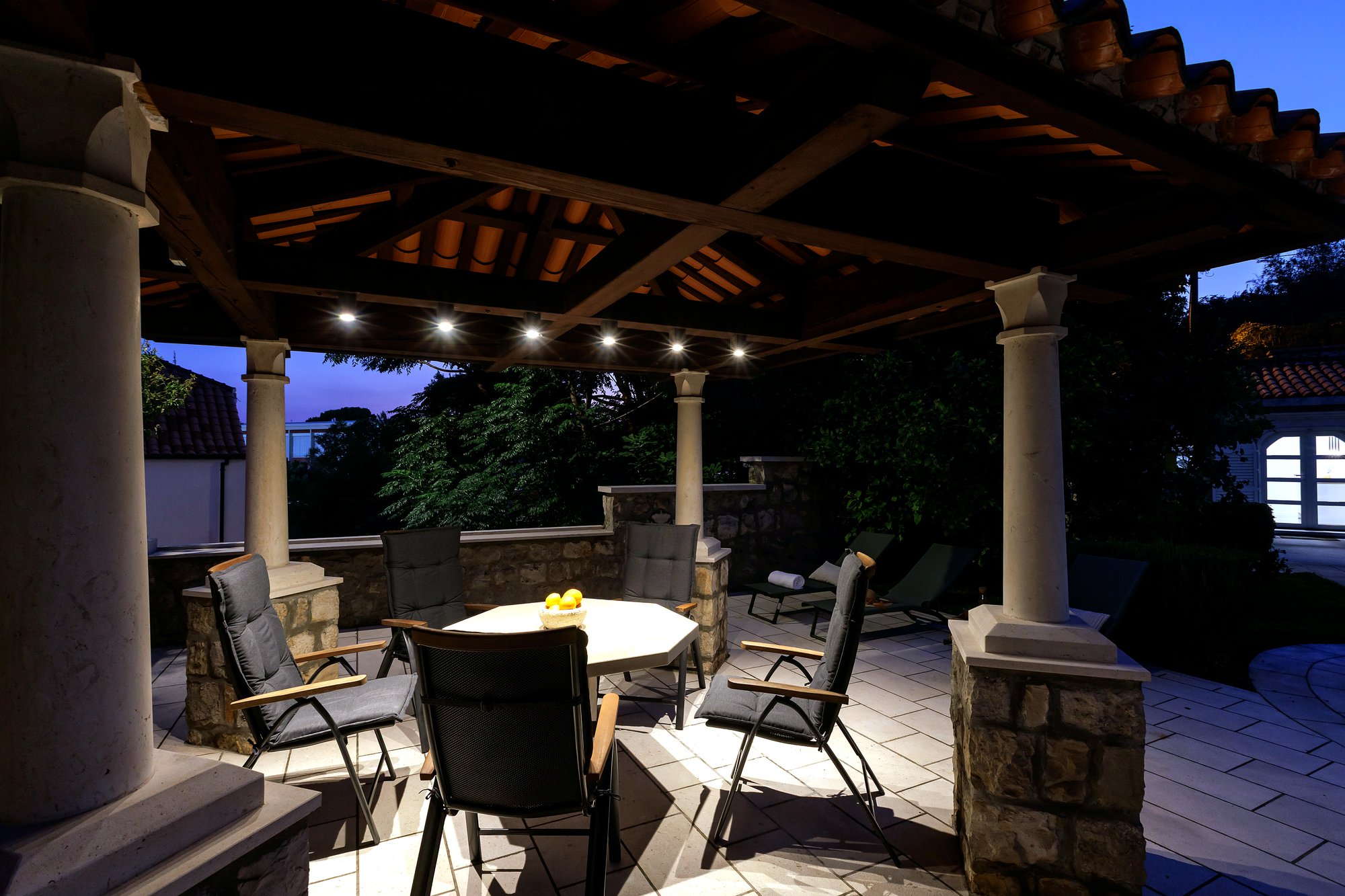 Il gazebo illuminato per le cene serali in giardino