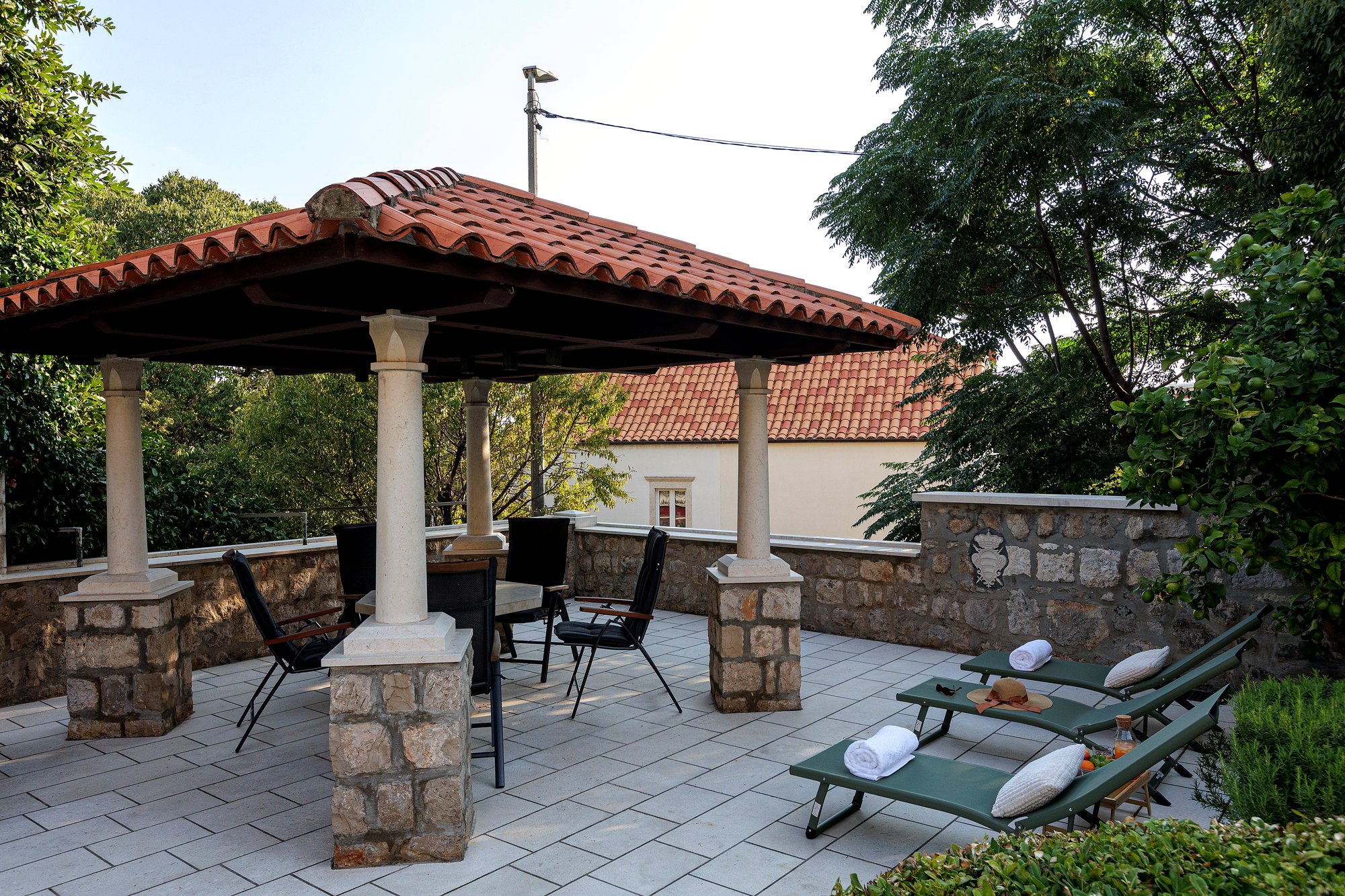 Il gazebo con zona pranzo all'aperto